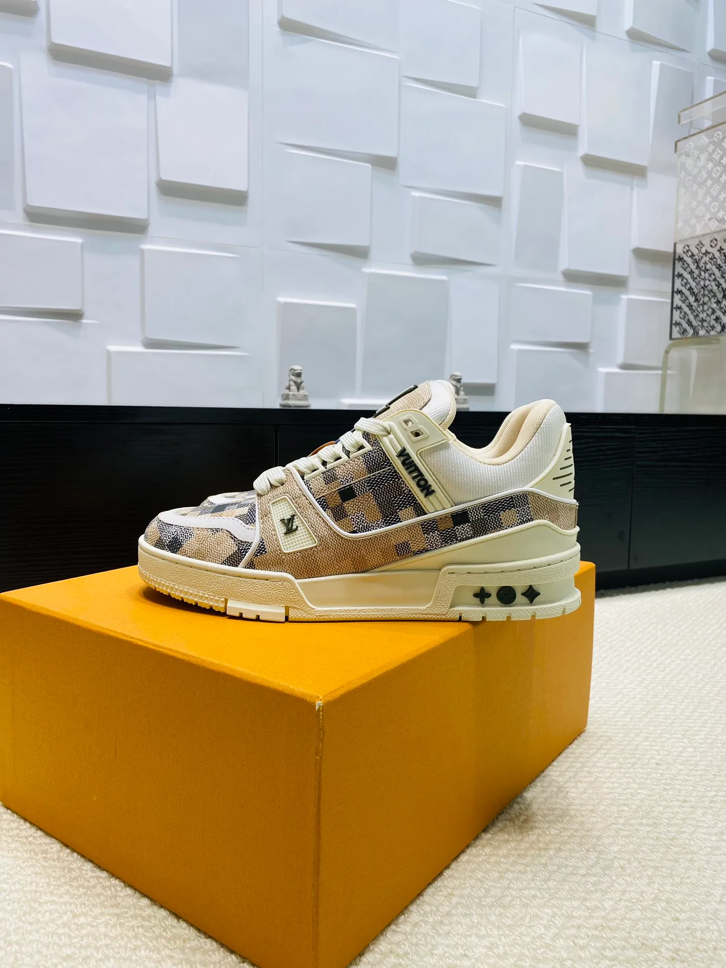 👟👟Ex-factory price 800👟👟 💰💰💰 Hot style 🆕🆕🆕𝙇𝙑 LV Louis Vuitton L House Donkey Brand Trainer Series Couple Style Casual Sports Shoes Skateboard Shoes Original Purchase Development Production Production This pair of LV Trainer sneakers are made of a blend of technical materials with waterproof properties. The meticulously crafted upper is notable for its many signature details, including Louis Vuitton and #54 in script, referencing the year 1854. Exquisite packaging at the delivery counter🛍📦 ▪️Fabrics: Original customized imported cowhide ▪️Inner lining: Original customized breathable mesh ▪️Outsole: Original open-molded non-slip TPU combination outsole ▪️Sole thickness: 3 cm ▪️Size: Women's 35-41 / Men's 38-46